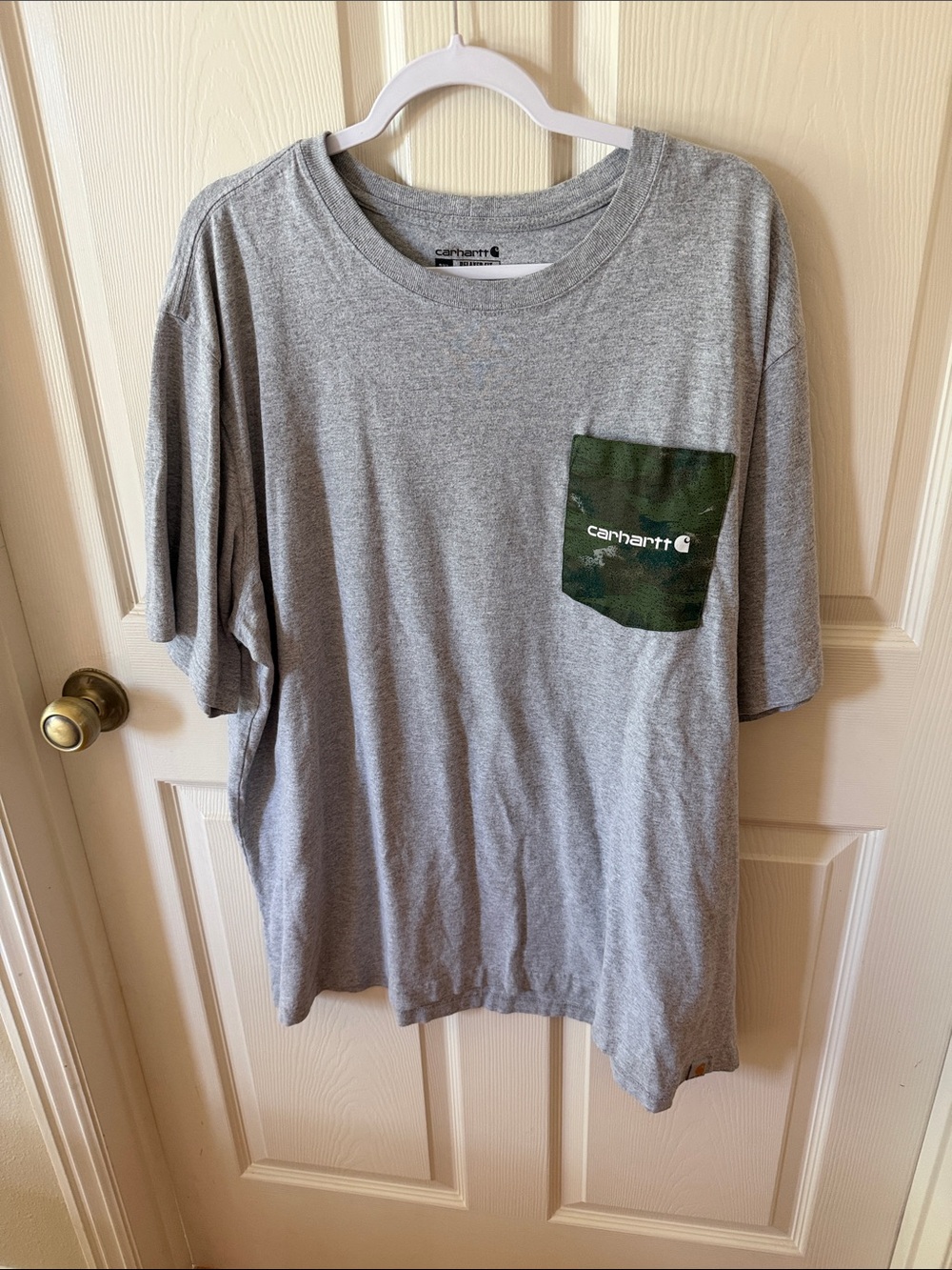Carhartt Gray Crewneck Tee with Green Camo Pocket Sz 2XL. Box30